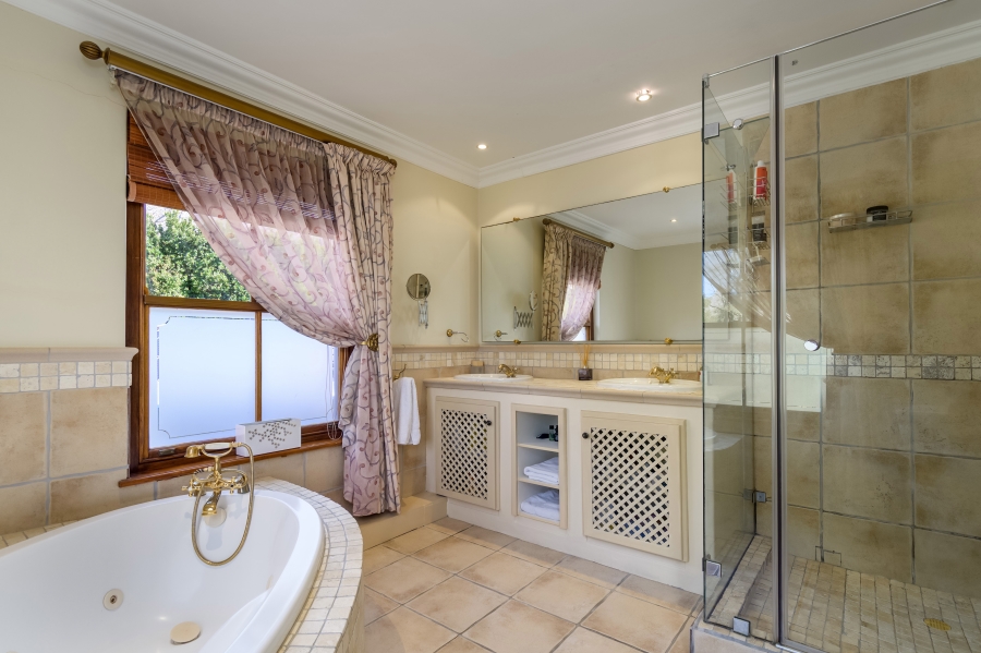 7 Bedroom Property for Sale in Zwaanswyk Western Cape